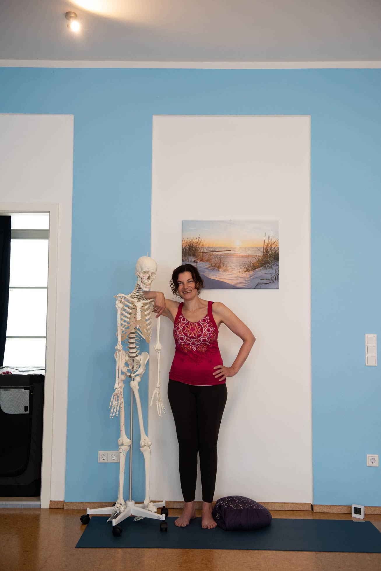 Tanja im Yogastudio Pudelwohl neben Skelett