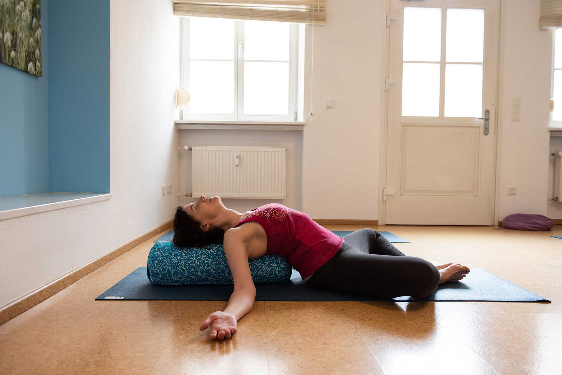 Frau liegt im Yogastudio Pudelwohl in Regensburg