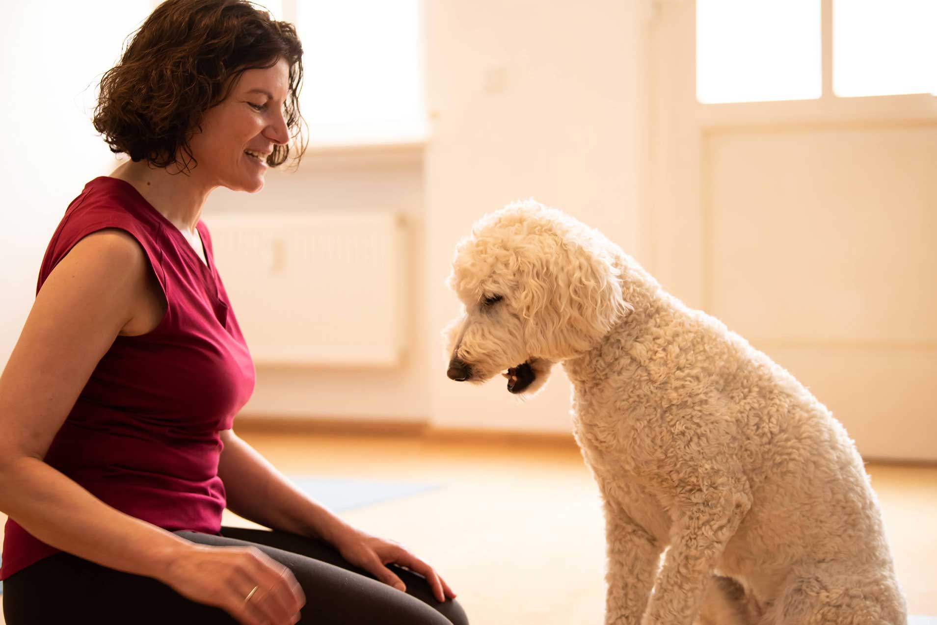 Tanja mit Hund im Yogastudio 