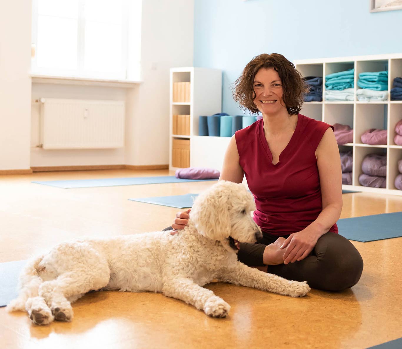 Tanja mit Hund im Yogastudio 