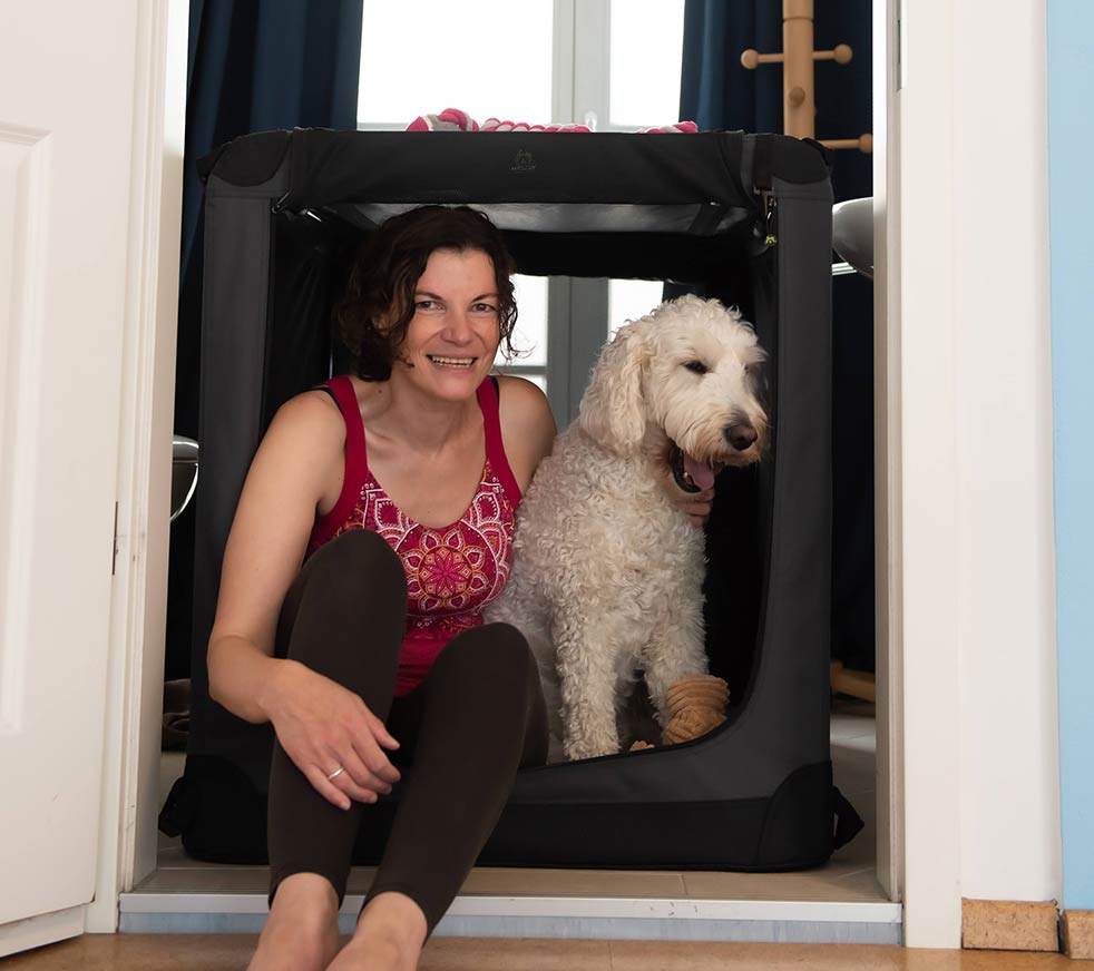 Tanja mit Hund im Yogastudio 